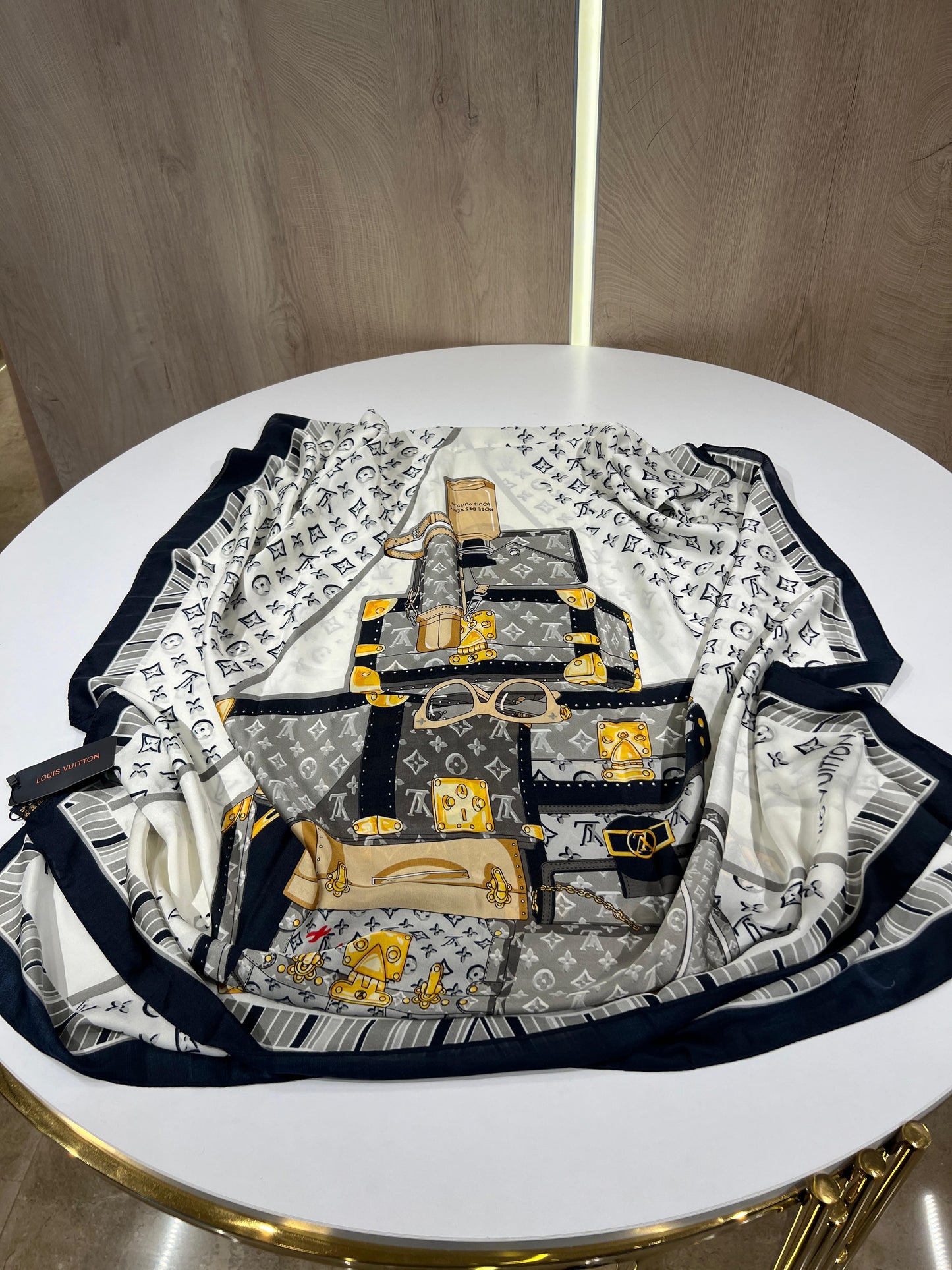 LV scarf
