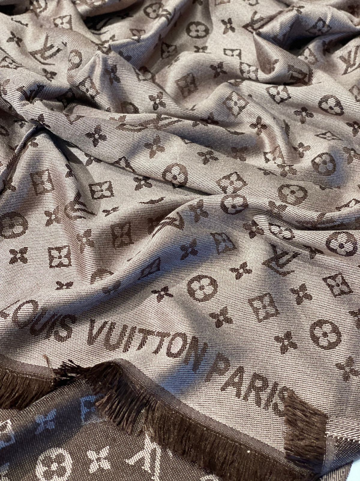 LV scarf
