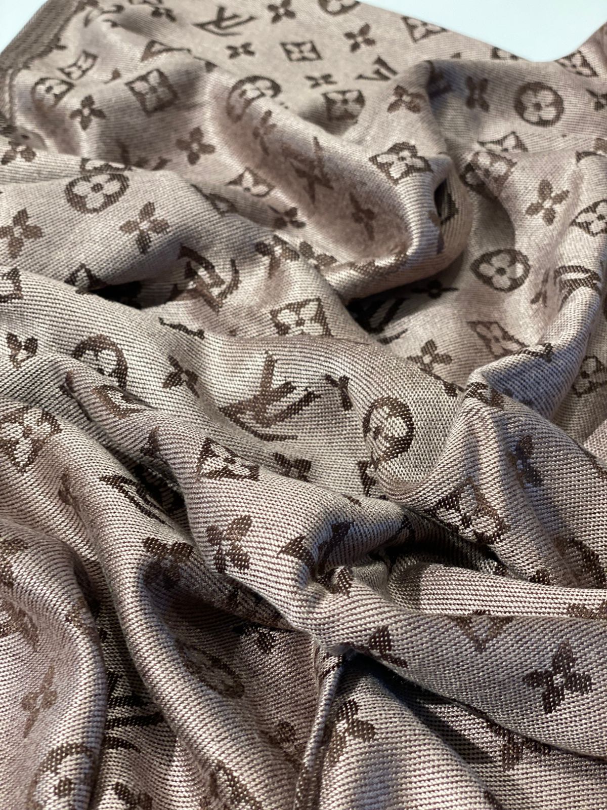 LV scarf
