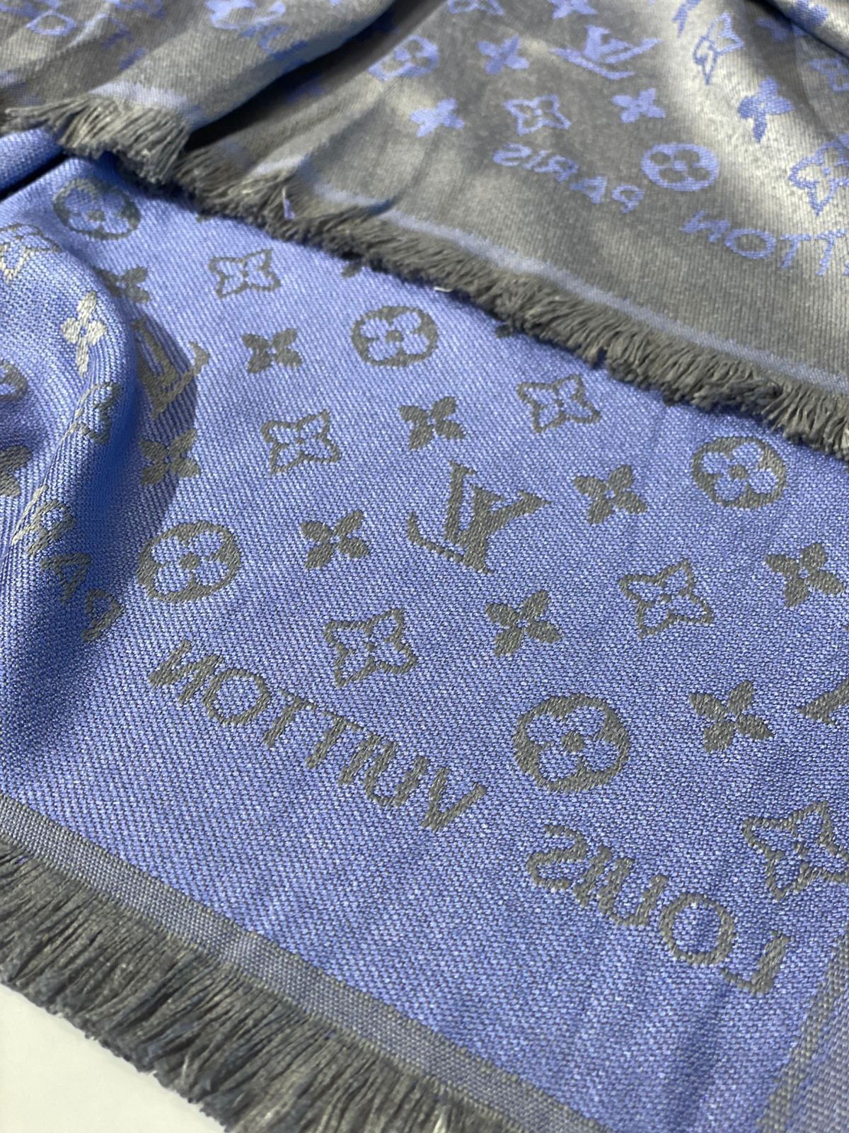 LV scarf