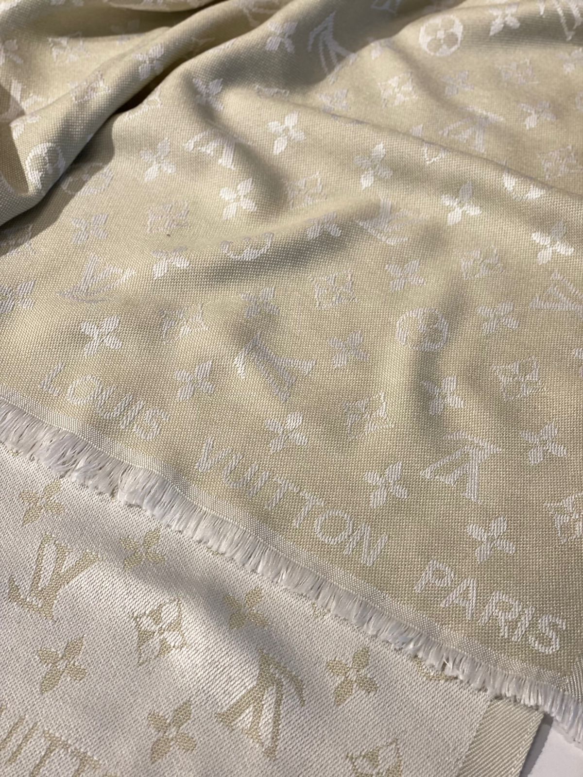 LV scarf