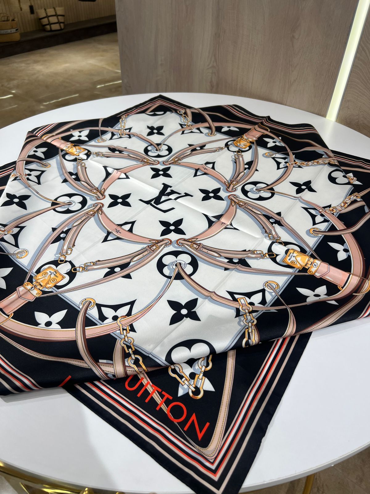 LV scarf