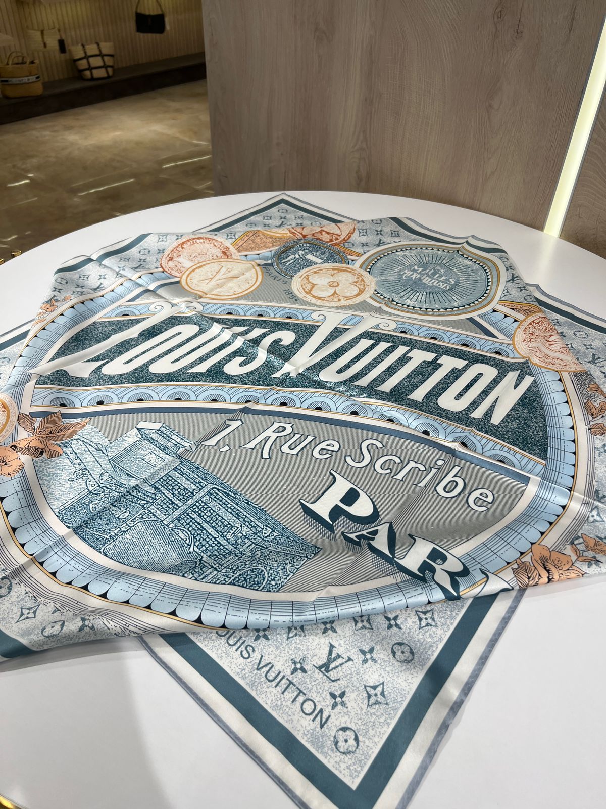 LV scarf