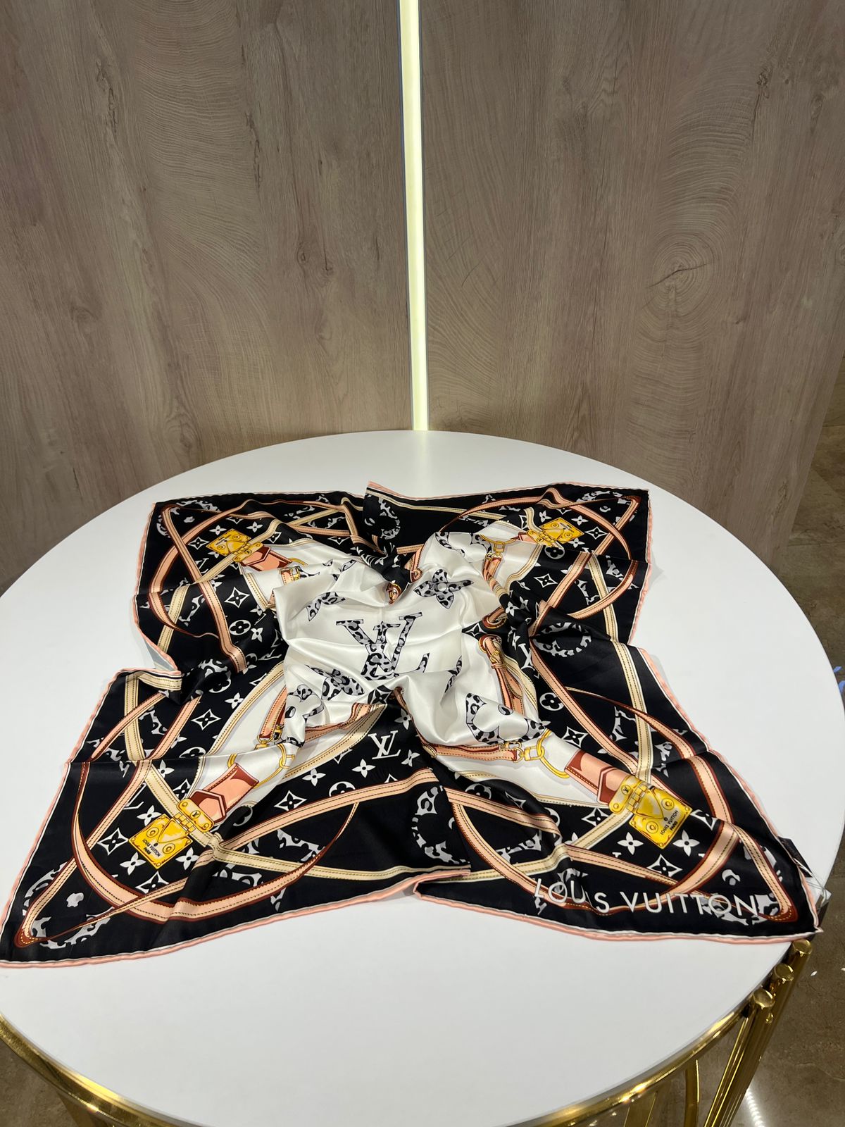 LV scarf